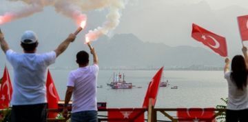 Tm Trkiye saat 19:19'da tek yrek stiklal Mar'n okudu