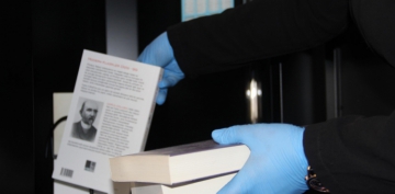 Ktphanedeki kitaplar ultraviyole nlarla sterilize ediliyor  