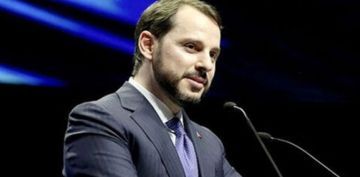 Bakan Albayrak gelir idaresi hizmet binasnn alnda konutu