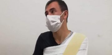 Ambulanstan izinsiz maske ve eldiven alp, itiraz eden ofr darbettiler