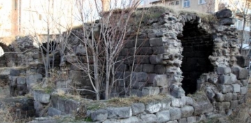 Kayseri'de tarihi medrese harabeye dnd