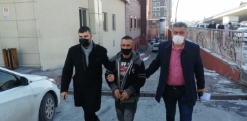 Kayseri'de 'hrszlk'tan aranan pheli, hrszlk yaparken yakaland
