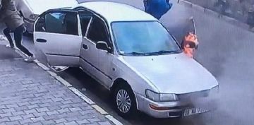 Park halindeki otomobil alev ald, 2 kii sona anda kurtuldu