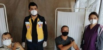 Salk alan ift, alama almalarnda birlikte grev yapyor