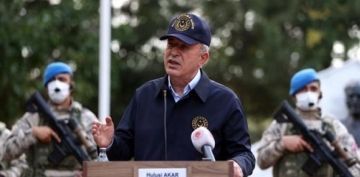 Bakan Akar: Yunanistan'n provokatif davranlarla bir yere varamayacan grmesi lazm