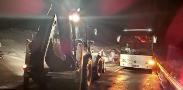 Mahsur kalan turist dolu otobs kurtarld