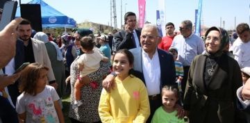 BAKAN BYKKILI, OCUK FESTVALݔNE KATILDI