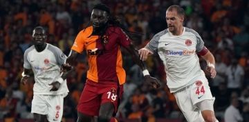 Bafetimbi Gomis oyuna sonradan girdi yine goln att