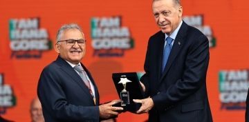 BAKAN BYKKILI, GENLK FESTVALݒNDE CUMHURBAKANI ERDOANIN ELNDEN DL ALDI