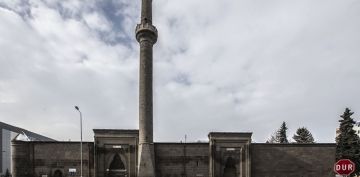 Tarihi caminin minaresi tehlike arz ediyor