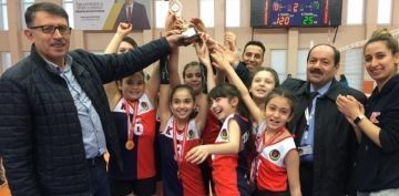 Okullararas Voleybol Minik Kzlar A msabakalar bitti 