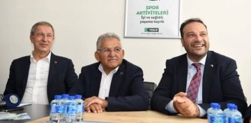 Bakan Bykkl, Akar Ve iek le Birlikte Yeilay Kayseri ubesini Ziyaret Etti