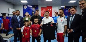 Vali Gkmen iek ERVA Koordinasyon Merkezinde antrenr ve sporcularla bir araya geldi