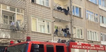 Sabah saatlerinde apartmanda kan yangn bymeden sndrld