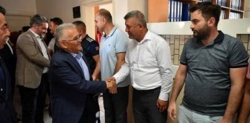Gevher Nesibe Mahallesinde apartmann bahe duvarnn yklmas sonucu 3 ara zarar grd.