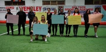 alan kadnlar, kurduklar takmlarla futbol ma yapyor