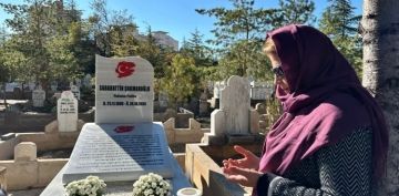 Azerbaycanl Eitim Mstear Nesibova, akmakolunun kabrini ziyaret etti
