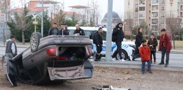 Kayseri'de devrilen otomobildeki 3 kii yaraland