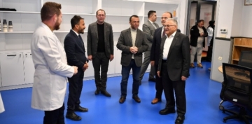 BAKAN BYKKILIǒTAN, NROLOG CANPOLAT LE ENGELSZ YAAM MERKEZݒNE ZYARET