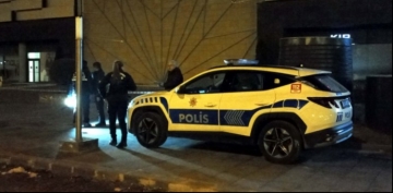 Yolda karlat eski sevgilisini, annesini ve kz kardeini baklad