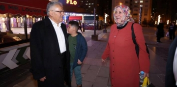 BAKAN BYKKILI, AVMDE ESNAF VE VATANDALARLA BR ARAYA GELD