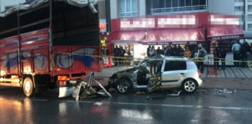 Kayseri'de, kamyona arpan otomobildeki kar- kocay lm ayrd