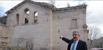 Definecilerin tahribatna urayan tarihi kilise iin restorasyon talebi