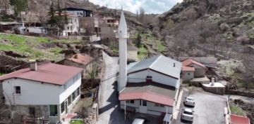 Gesi'de cam, demir ve tuladan ina edilen minareler, mimarisiyle dikkat ekiyor