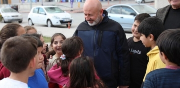 BAKAN OLAKBAYRAKDAR, OCUKLAR N HER PARKA TOPRAK ALAN YAPIYORUZ