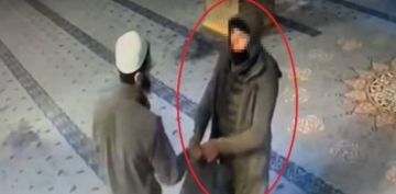 Kayseri'de tarihi camide hrszlk giriimi kamerada