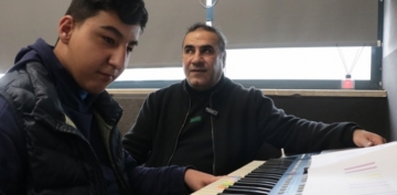 Grme engelli mzik retmeni, kendisi gibi zel rencilere ders veriyor