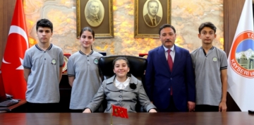 Vali iek Koltuunu 7.Snf rencisi Zeynep Erdoana Devretti