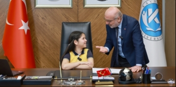KAY Rektr Prof. Dr. Kurtulu Karamustafa, 23 Nisanda Koltuunu lkokul 4. Snf rencisine Devretti