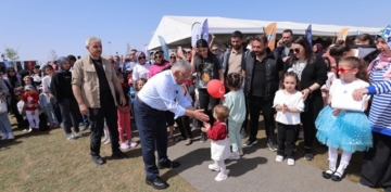 BAKAN BYKKILIǒIN 23 NSAN HEDYES 2NC OCUK KTAP FUARI VE ENL, MNKLERLE DOLDU TATI