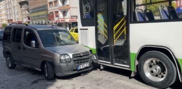 Akrabasını bıçaklayıp kaçarken hafif ticari aracıyla halk otobüsüne çarptı