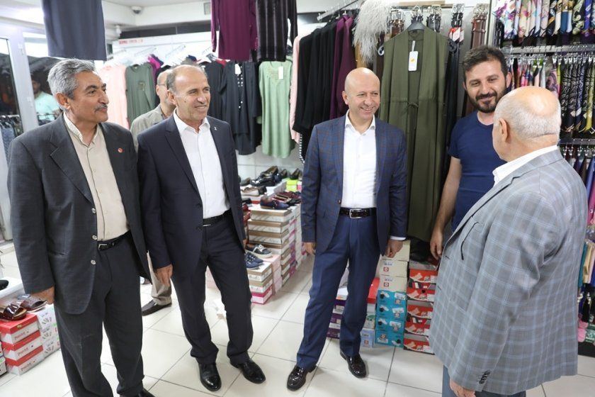 Başkan Çolakbayrakdar Bir Gecede İki Mahalle Ziyaret Etti