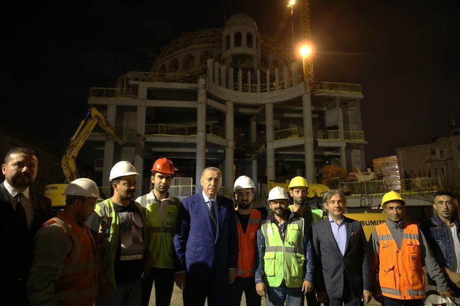 Cumhurbaşkanı Erdoğan, Taksim’de yapımı devam eden cami inşaatında incelemelerde bulundu