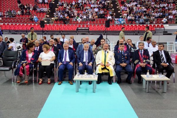ERÜ Tıp Fakültesi 44. Dönem Mezunlarını Verdi