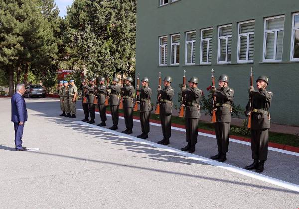 Vali Kamçı 1.Komando Tugay Komutanlığını Ziyaret Etti