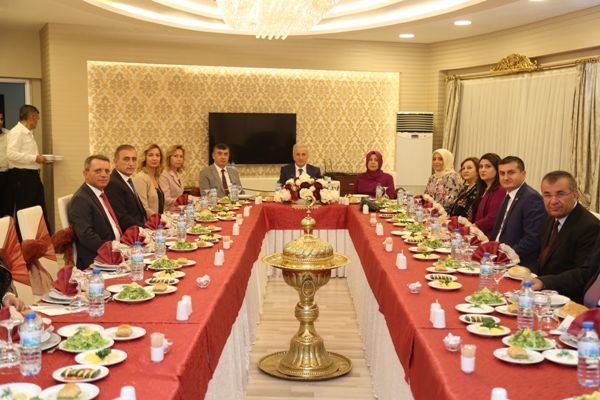 Vali Kamçı’dan Komutan Kırış’a Veda Yemeği