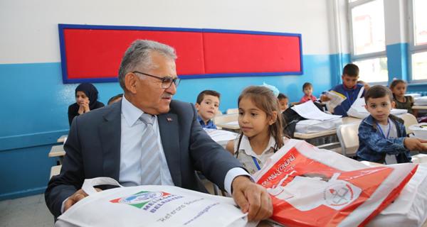 Melikgazi'den Çanta ve Kırtasiye Yardımı