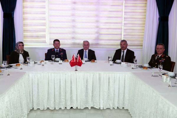 Vali Kamçı Gazilerle Yemekte Bir Araya Geldi