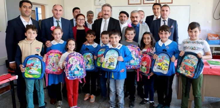 Talas’ta Öğrencilere Kırtasiye Yardımı