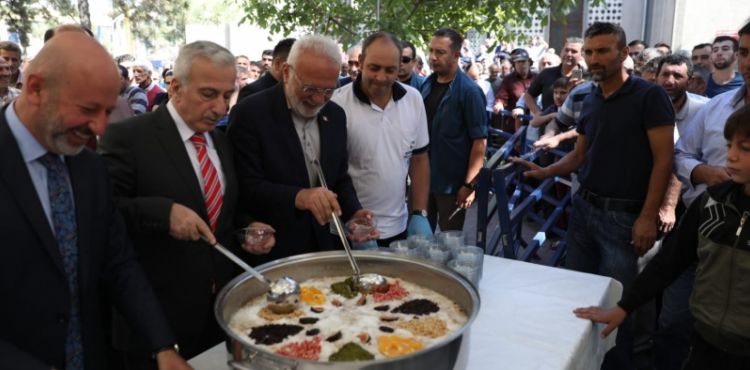 Kocasinan’da Bereketin Ve Bolluğun Simgesi Aşure Dağıtıldı
