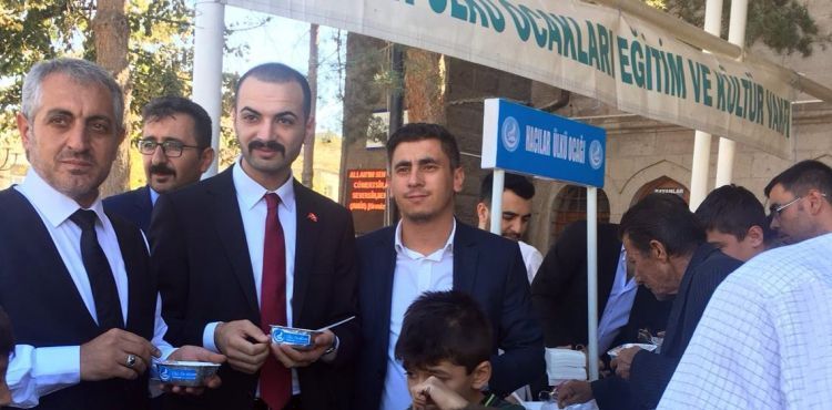 Ülkü Ocakları Aşure Dağıttı