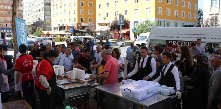 Bingöl Ticaret 3 Bin Kişiye Aşure Dağıttı