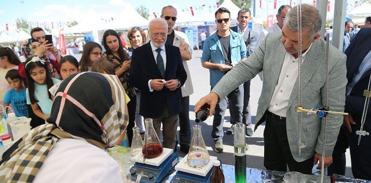 Bilim Şenliği'ne Yoğun Ziyaretçi Akını -A+