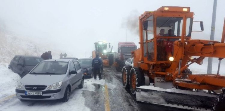 Erciyes'e kar yağdı, 15 araç zincirleme kazaya karıştı