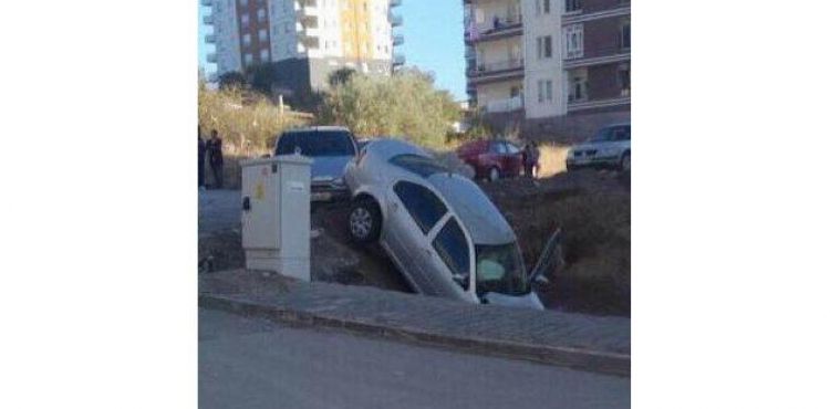 Kaza yapan araç şarampole düştü