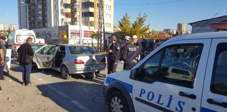 2 otomobil kafa kafaya çarpıştı: 7 yaralı